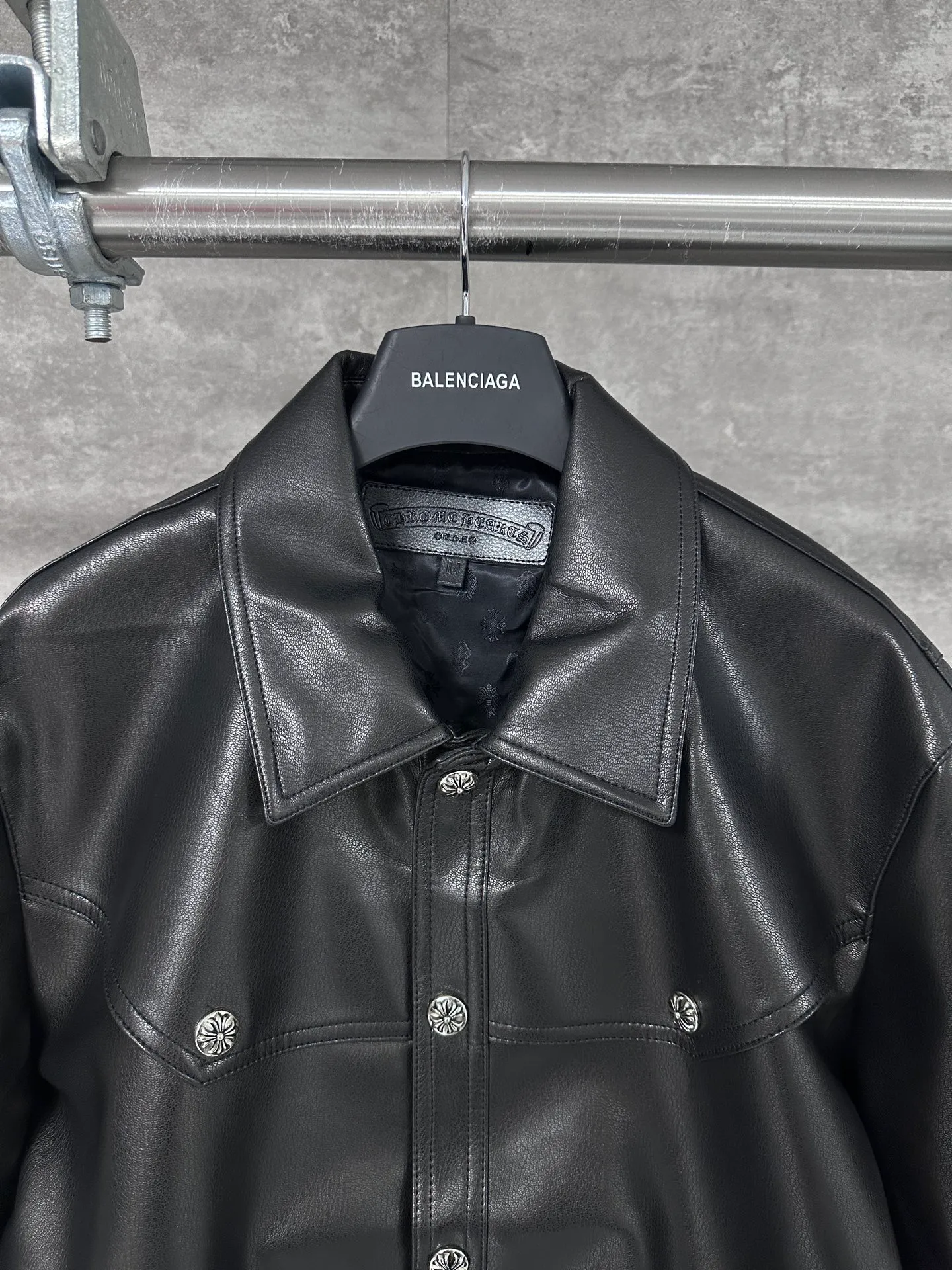 P800 💰 Chrome Heart*/Chrome Heart 24SS CH double-sleeved flame vine embroidered leather jacket. Originally purchased for 84,300, the fabric is custom-woven using black pebbled composite two-layer sheepskin material, custom-made silk jacquard logo lining, embroidery is processed using TAJIMA machine, appliqué embroidery technology, back imported template machine shape, customized genuine leather trademark, customized genuine leather size, customized 5.8cm metal logo mark, customized 18mm four-button buckle, customized 18mm two-button button, a full set of three-label accessories, exclusively produced.  Size：S/M/L